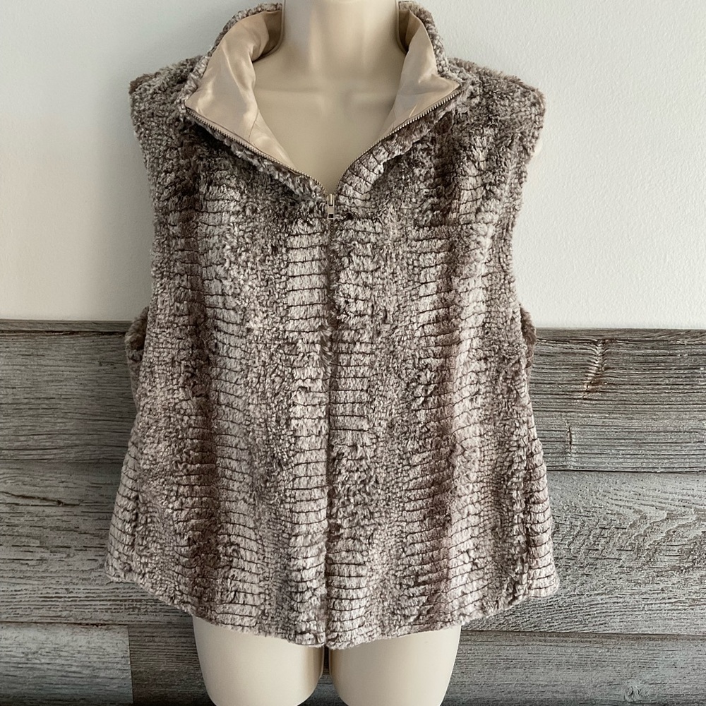 Eight Sixty Faux Fur women’s vest size large